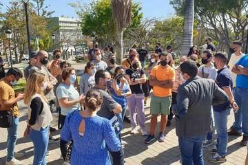 Protesta de los trabajadores del Paco Artiles y encuentro al aire libre con el alcalde en Arnao/TA.